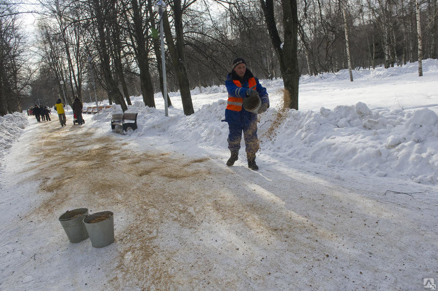 Работы в зимнее время. Дороги посыпают песком. Посыпка тротуаров песком. Песок зимой. Посыпка тротуаров от гололеда.