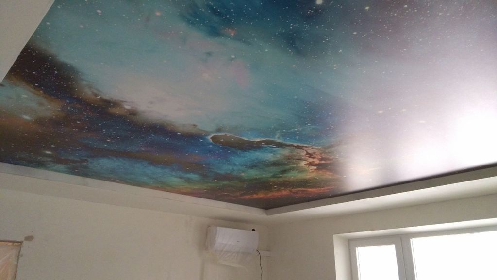 Фотопечать на натяжном потолке в комнате галактика