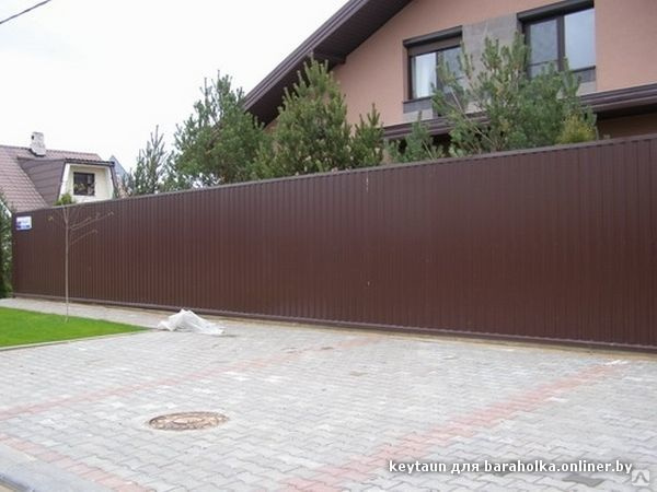 Забор из профнастила шоколадного цвета фото