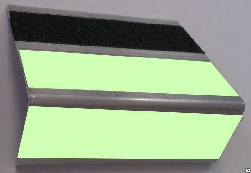 Противоскользящая накладка на ступени c флюоресцентной полосой