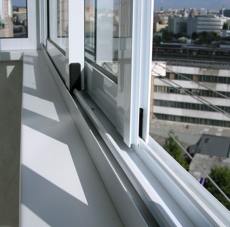 Остекление раздвижными алюминиевыми окнами